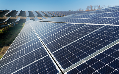 Történelmi fordulópont az energiatermelésben: a napenergia először előzi meg az atomenergiát